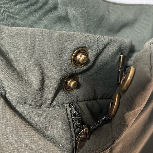 Athleta nylon pants with zippered pkts & ankle size 4. Ex. Cond. - Picture 4 of 10